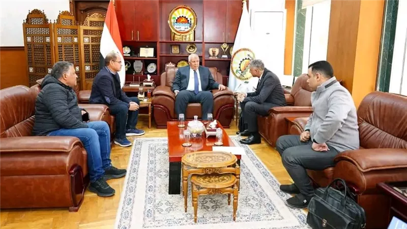محافظ مطروح ورئيس البحيرة للكهرباء يناقشان تطوير الشبكات بمناطق التوسعات العمرانية 