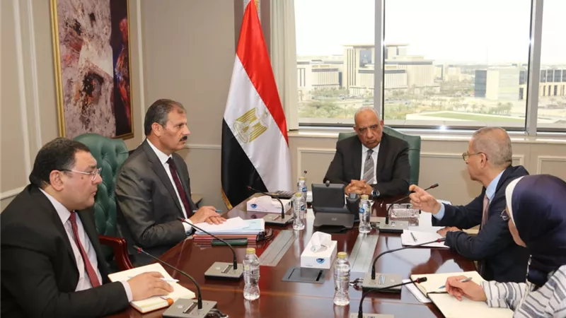 بسبب التصعيد العسكري في المنطقة.. وزير الكهرباء يجتمع بخلية إدارة الأزمة