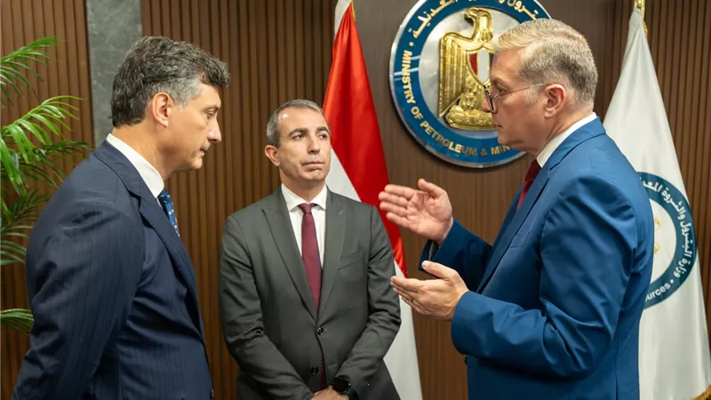 وزير البترول يشهد توقيع مذكرة نوايا مع “إيني” لتجديد الالتزام بمنطقة شمال بورسعيد