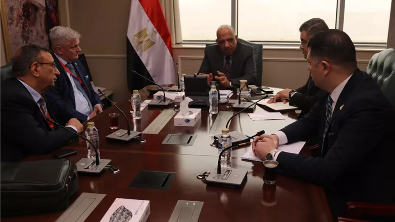 وزير الكهرباء يبحث مع 
