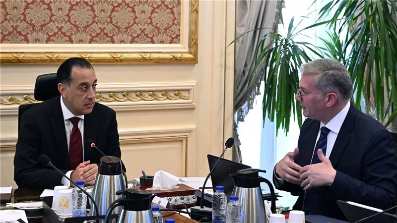 رئيس الوزراء يتابع مع وزيرى المالية والبترول عددًا من ملفات العمل المشترك