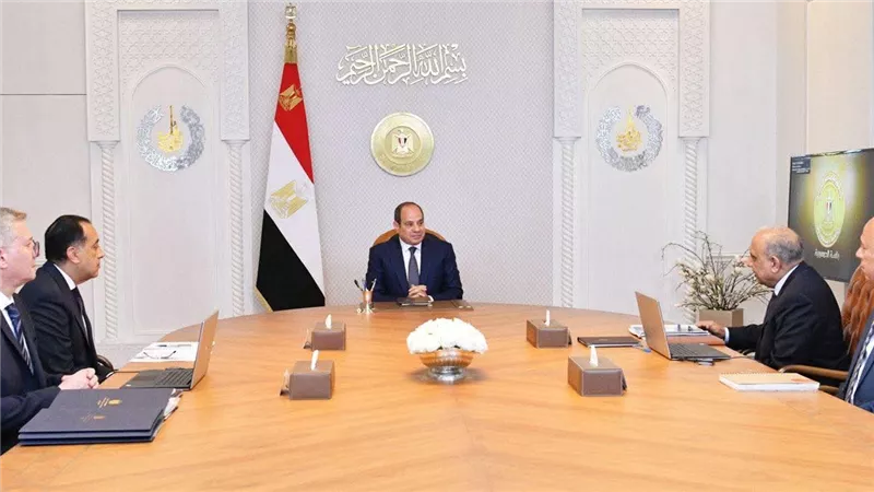 الرئيس يجتمع مع مدبولي ووزيرا الكهرباء والبترول 