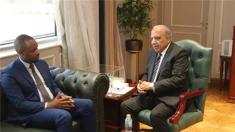 وزير الكهرباء يستقبل وزير الدولة للبنية التحتية الرواندي لبحث التعاون المشترك