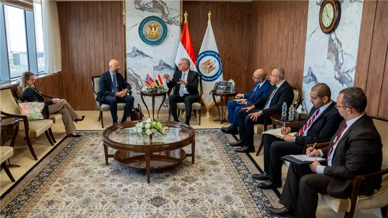 وزير البترول يبحث مع السفير النرويجي  التعاون بمجالات الطاقة الخضراء وخفض الانبعاثات والبحث عن الغاز