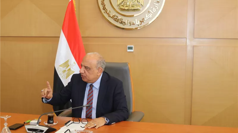 وزير الكهرباء يجتمع برؤساء شركات الإنتاج واانقل، والتوزيع ويوجه برفع درجة الاستعداد لمجابهة ارتفاع الأحمال