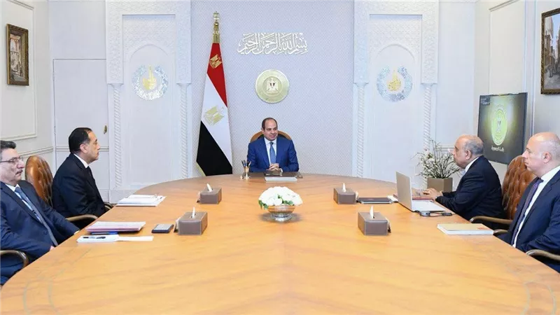 الرئيس السيسي يجتمع بالدكتور مصطفى مدبولي ووزير الكهرباء 