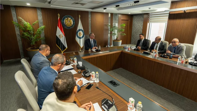 وزير البترول يلتقي كوادر التعدين المرشحة لبرامج تدريبية متقدمة بأكبر الجامعات الأسترالية