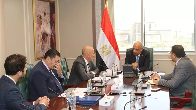وزير الكهرباء يبحث مع مجموعة 