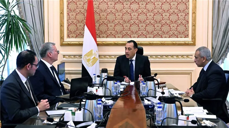 تسوية مستحقات الشركاء الأجانب بحلول 10 يونيو المقبل.. رئيس الوزراء يتابع  مع وزير البترول ملفات العمل