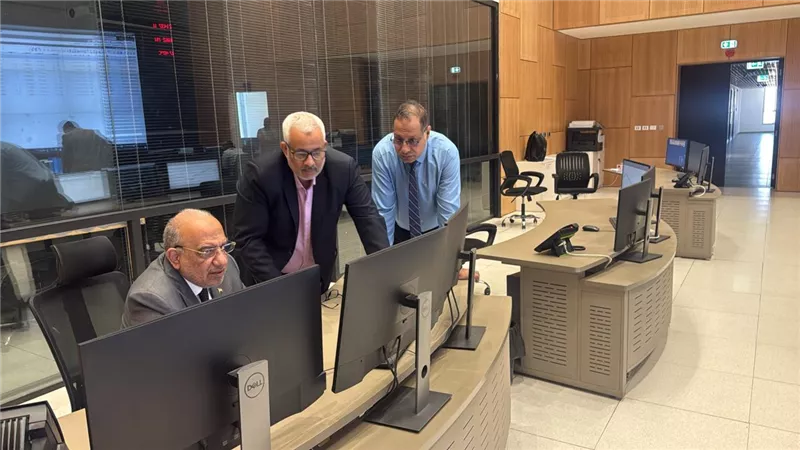 وزير الكهرباء يقضى أول ايام العيد مع العاملين فى المركز القومى للتحكم فى الطاقة