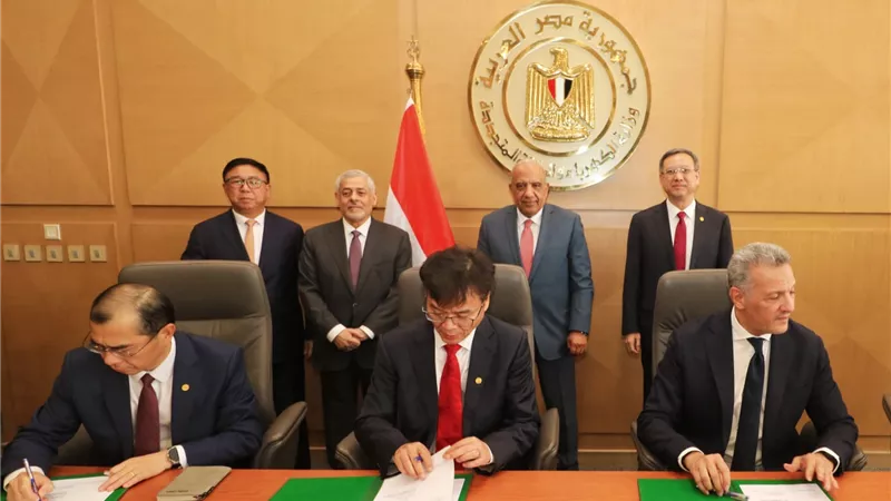 توقيع اتفاقيتان لإقامة محطتين منفصلتين لتخزين الطاقة بنظام البطاريات بالزعفرانة وبنبان