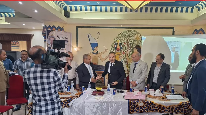مصر الوسطى لتوزيع الكهرباء تكرم أحمد عبد القادر بمناسبة بلوغه سن المعاش 