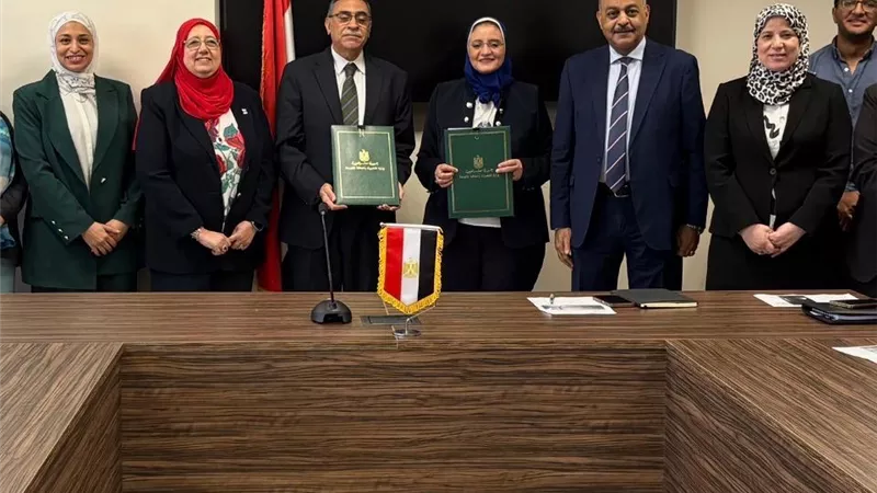 «المصرية لنقل الكهرباء» توقع عقدًا جديدًا لتدعيم الشبكة القومية وربط محطة محولات قبالة بالشبكة الموحدة