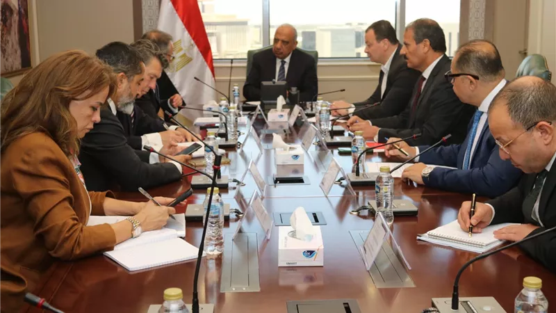 وزير الكهرباء يبحث مع وفد البنك الأوروبى لإعادة الإعمار والتنمية 