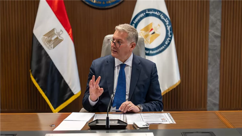 وزير البترول يبحث مع إينوك الإماراتية التوسع في الاستثمارات المشتركة بمجالات تموين الطائرات والاستكشاف البترولي