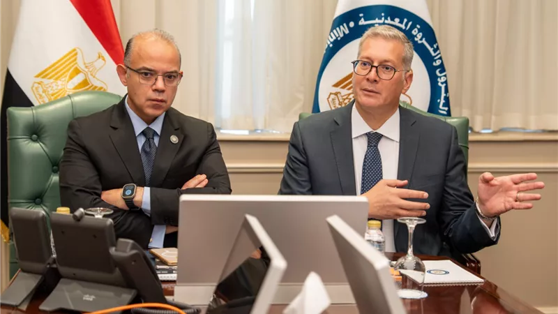 لجنة مشتركة بين 