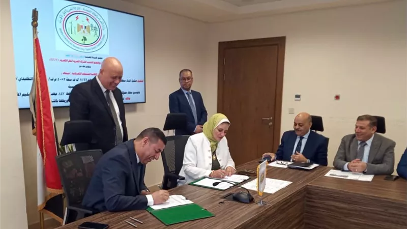 المصرية لنقل الكهرباء توقع عقدًا مع إجيماك لإنشاء محطة محولات بني خالد الجديدة 