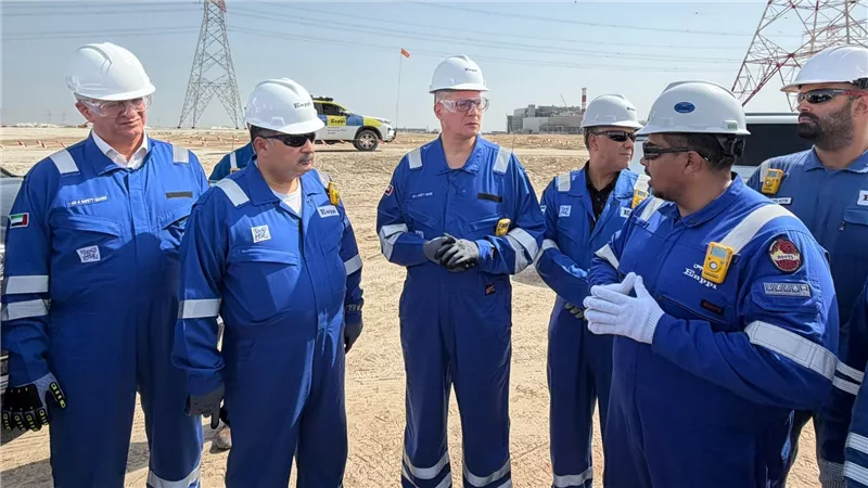 وزير البترول يتفقد موقع عمل بتروجت بحقول النفط في الإمارات