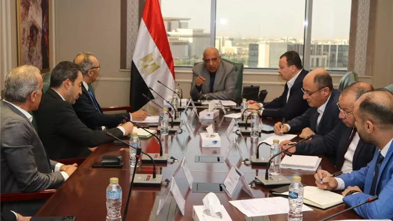 وزير الكهرباء ومدير 