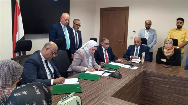 نقل الكهرباء توقع عقد إنشاء خط جهد 220 كيلوفولت لاستيعاب 1100 ميجاوات