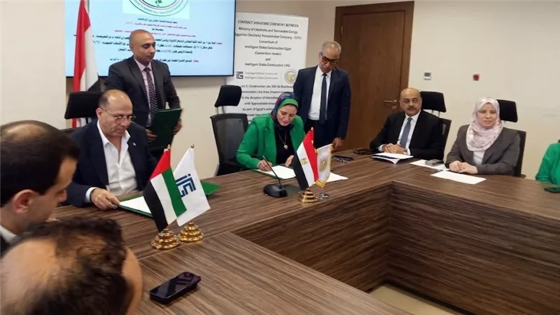 الشركة المصرية لنقل الكهرباء توقع عقد إنشاء خط نقل جهد 500 ك.ف لتفريغ قدرات طاقة الرياح بخليج السويس
