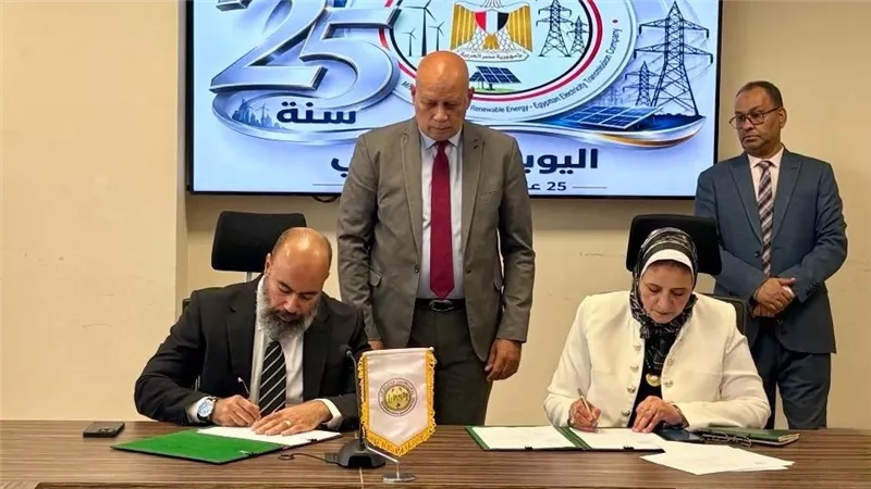 «نقل الكهرباء» توقع عقد محطة كيمت السخنة بقدرة 350 ميجافولت أمبير لدعم المنطقة الصناعية