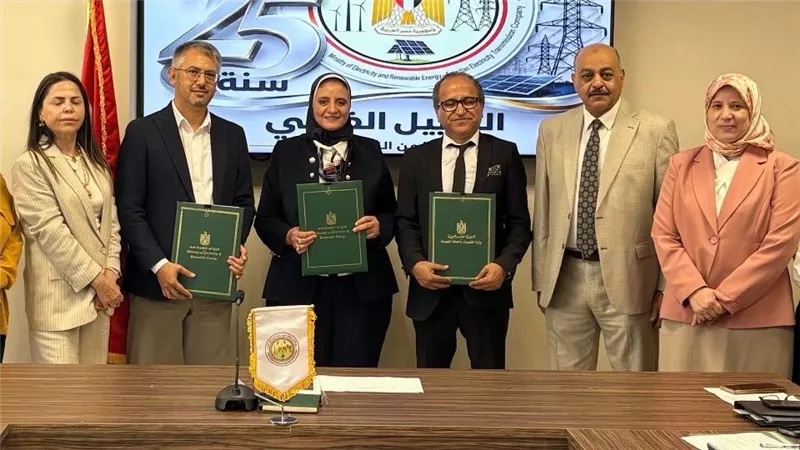 نقل الكهرباء توقع عقدًا لتنفيذ خط نقل كهرباء بجهد 500 كيلوفولت