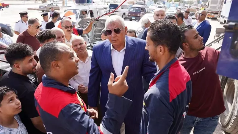 محافظ مطروح يتفقد سيارتي تموين السيارات بالغاز الطبيعي بالكيلو 2