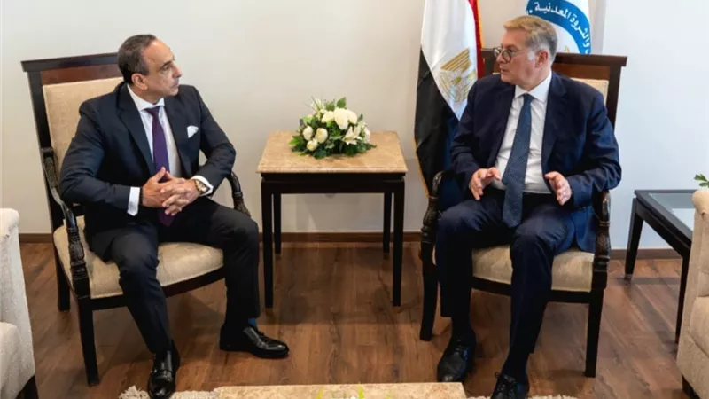 وزير البترول يبحث مع «هاليبرتون» زيادة الإنتاج بأساليب الحفر الأفقي والتكسير الهيدروليكي