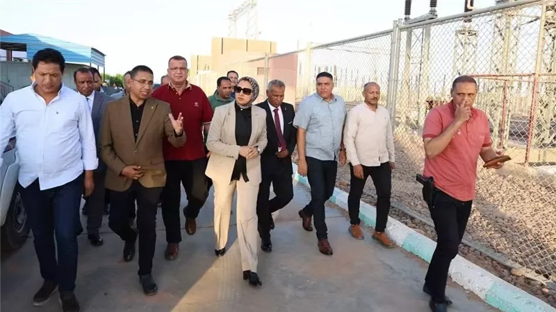 محافظ الوادي الجديد تتابع أعمال رفع قدرة محطة محولات بلاط