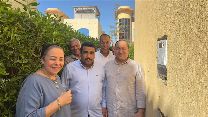 “البحيرة للكهرباء” تفحص صحة التوصيلات لفيلا نهاد أبو القمصان وتستبدل العداد بآخر جديد