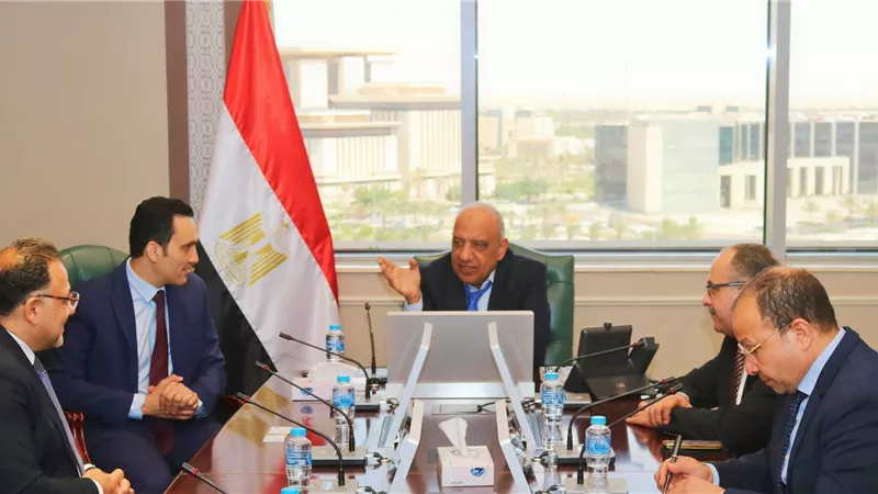 وزير الكهرباء يبحث مع مسئولي 
