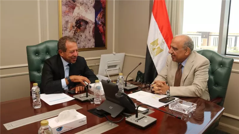 وزير الكهرباء يتابع مع أوراسكوم للإنشاءات مستجدات تنفيذ مشروعات طاقة الرياح قدرة 900 ميجاوات برأس شقير