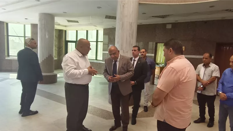 وزير الكهرباء يتابع ميدانياً سير العمل في قطاع شبكات المدن الجديدة بمدينة العاشر من رمضان