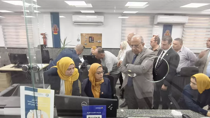 وزير الكهرباء يتفقد إدارة شبكات كهرباء مدينة الشروق ويتابع خطة التشغيل وتأمين التغذية