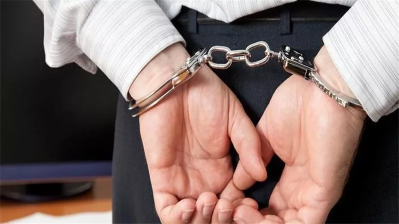 تفاصيل القبض على مسؤولين بشركتين تابعتين لقطاع البترول